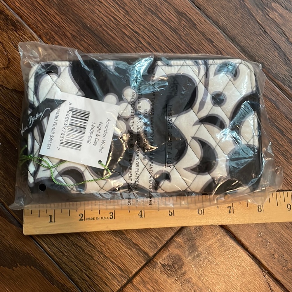 Vera Bradley Accordion Wallet in Night & Day BNWT